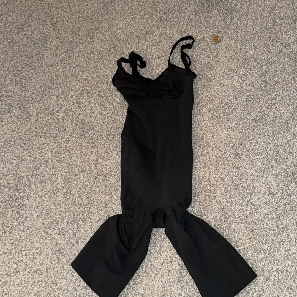 SKIMS Mid thigh bodysuit shapewear